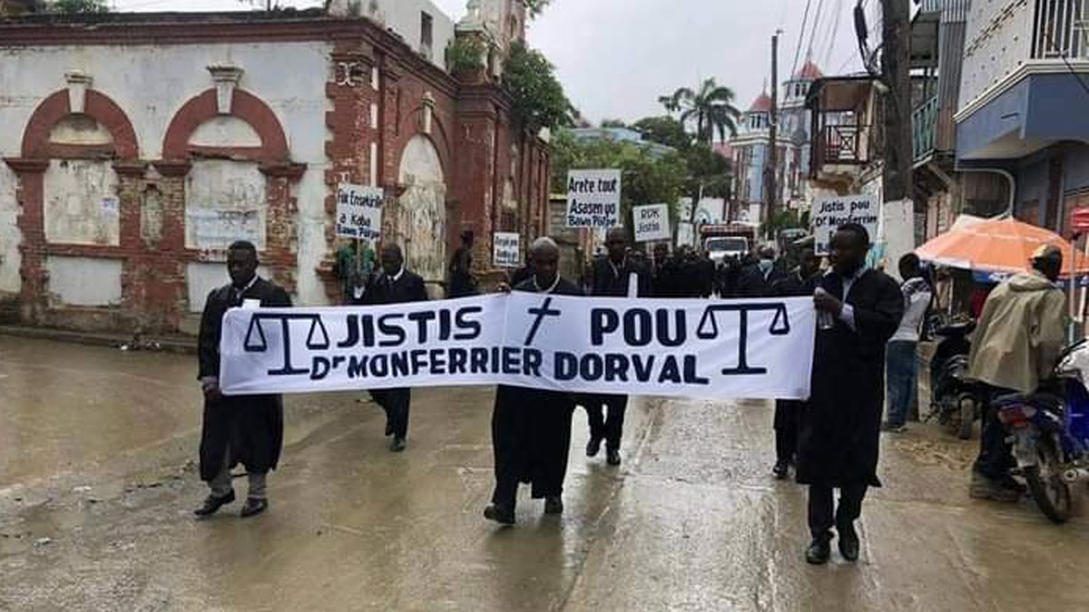 Sous la pluie, les avocats de Port-de-Paix foulent le macadam contre l'assassinat de Me Dorval
