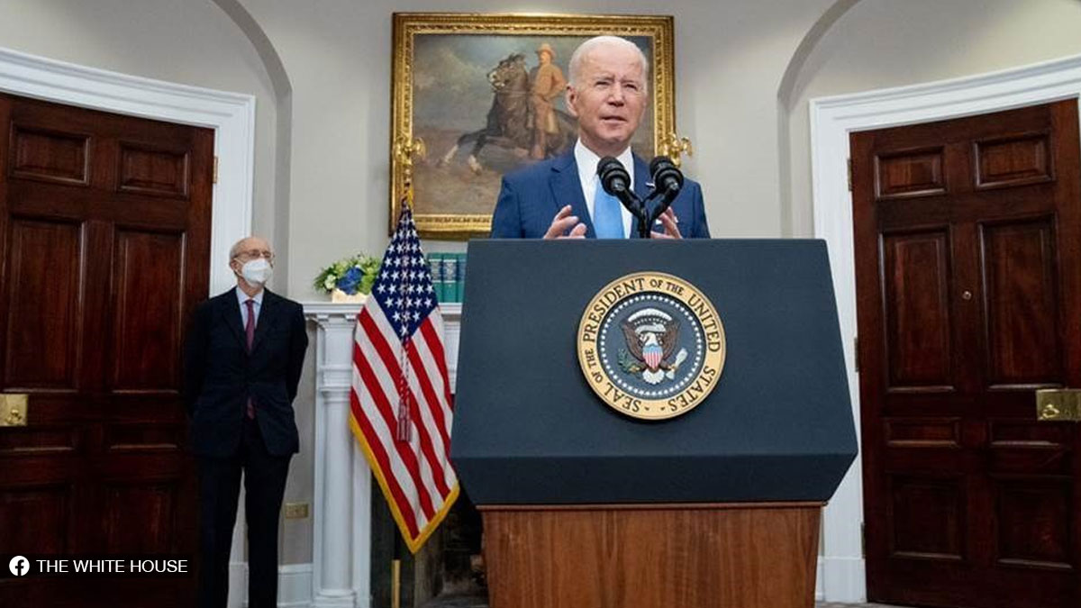 Etats-Unis : Joe Biden promulgue la loi en faveur d'un contrôle accru des armes  à feu